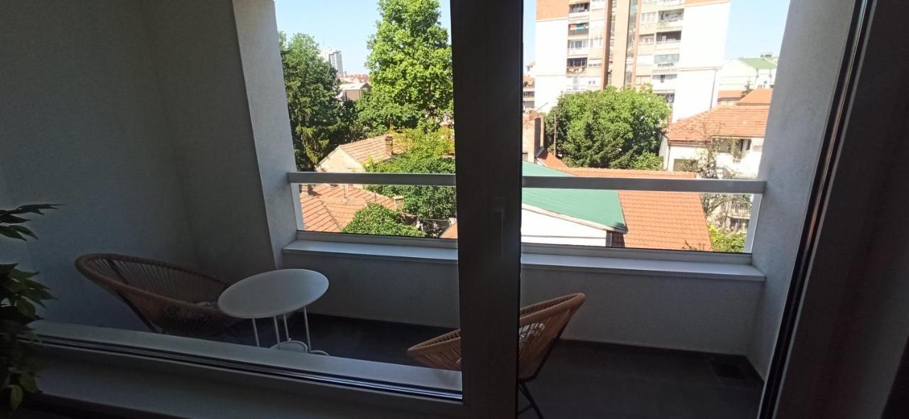 Lux 10 Center, Free Parking